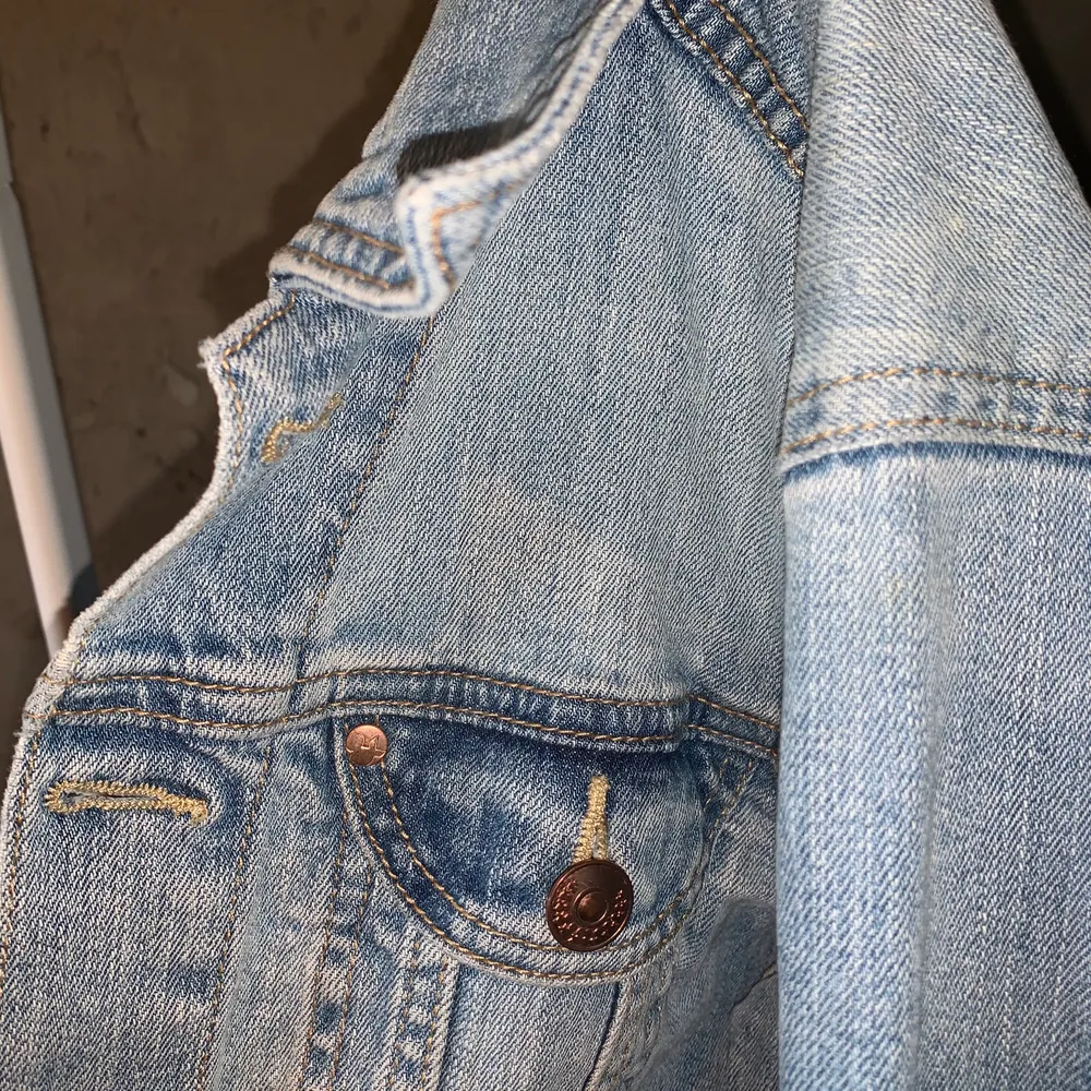 En supertrendig croppad jeansjacka från &jacket köpt på second hand för ett långt tag sedan.✨ Mycket bra skick, en aning solblekt efter somrar som har gått men personligen tycker jag bara att det ger extra charm!🥰 Pris kan diskuteras! Kontakta för mer inf!☺️. Jackor.