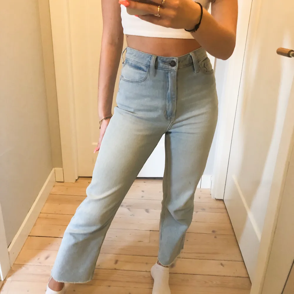jättefina jeans från hollister! slutar över anklarna på mig som är 162 cm! i storlek waist 24 length 27 ✨✨. Jeans & Byxor.
