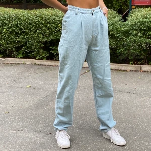 Ljusa jeans - Ljusa jeans från boohoo tall, så snygga men aldrig kommit till användning. Är 178cm lång så dom är väldigt långa, så för en lång person är detta ett guldkorn 😄😄 