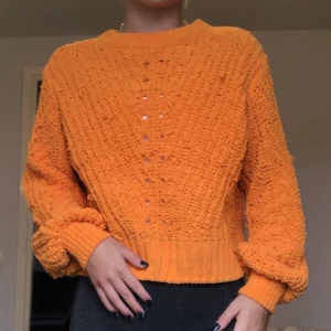 Stickad tröja - En fin stickad orange tröja med rätt stora armar. Har några maskor efter tvätt! Inköpspris: 199kr. Köparen står för frakt, kan mötas upp i lund🧡