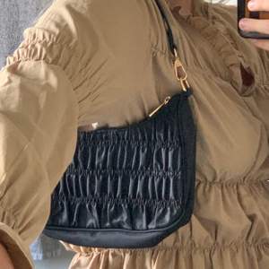 Såå fin mindre handväska, säljer för 150kr+frakt!😍