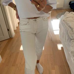 Snygga vita, vida jeans från NA-KD, ganska lågmidjade och korta i modellen för mig som är 173, skriv för att diskutera pris 😇
