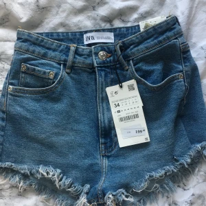 Zara Hi-Rise medium blue shorts - Shorts från zara. Storlek 34, fungerar även för personer med storlek 32. Köpta förra sesången men ej använt pga av för små( jag är storlek 36). Mycket bra pris. 