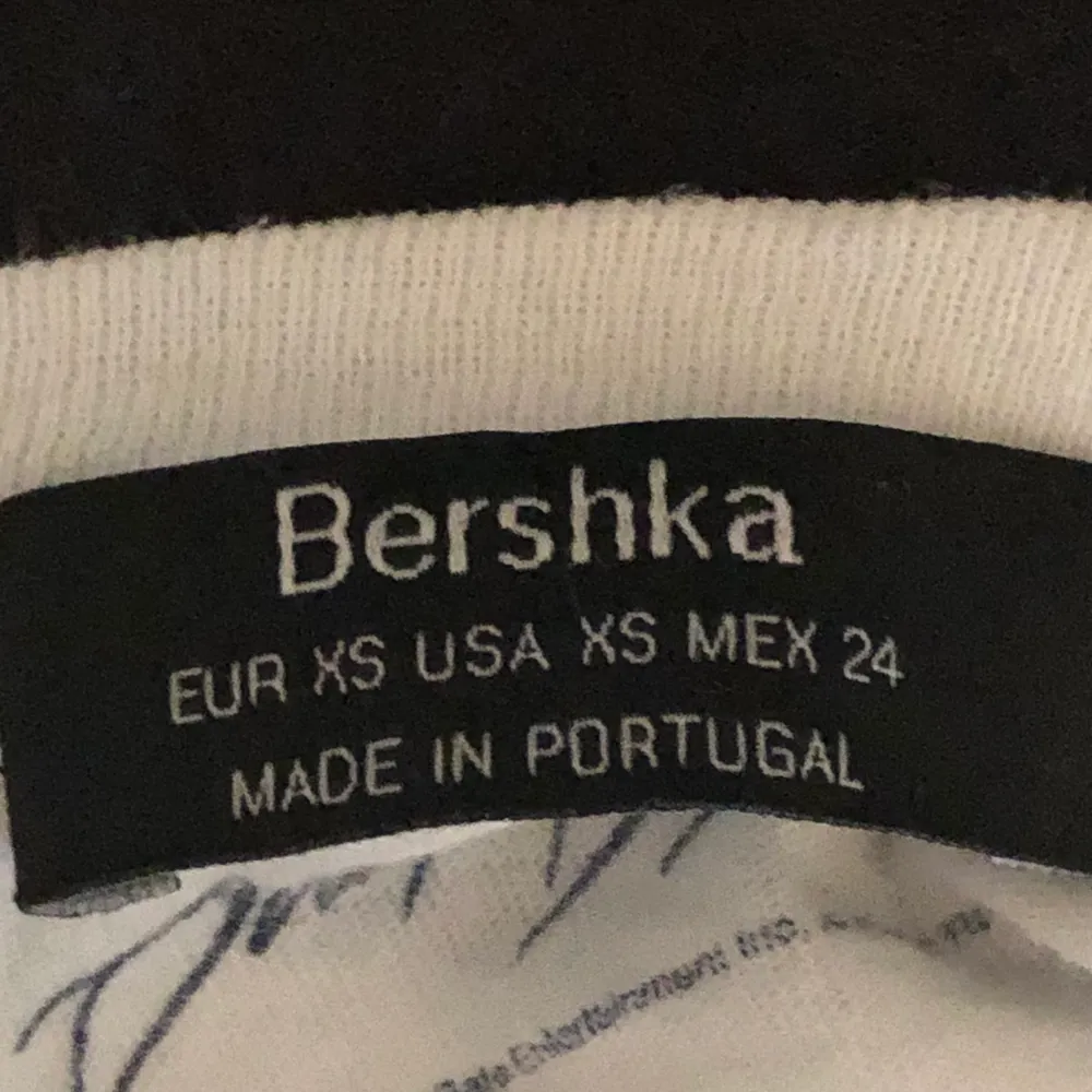 Den här fina Dirty Dancing tröjan för Bershka säljer jag för 50kr! Frakt kostar 22kr (totalt 72kr) Hör av er om ni undrar något eller är intresserade 🥰🥰. T-shirts.