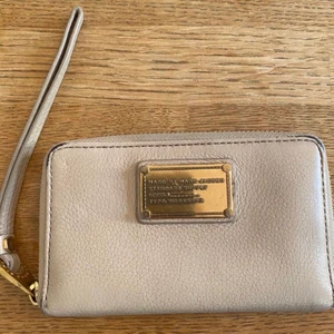 Marc by Marc Jacobs plånbok - Hej, jag säljer en Marc by Marc Jacobs plånbok. Super fin men ganska sliten på vissa ställen som ni kan se på bilderna. Kvitto medföljer. Säljer för 200kr ink frakt!