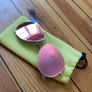 Solglasögon i färgen Rosé i mycket bra skick, 5kr - solglasögonslyddet på bild 10 medföljer! 