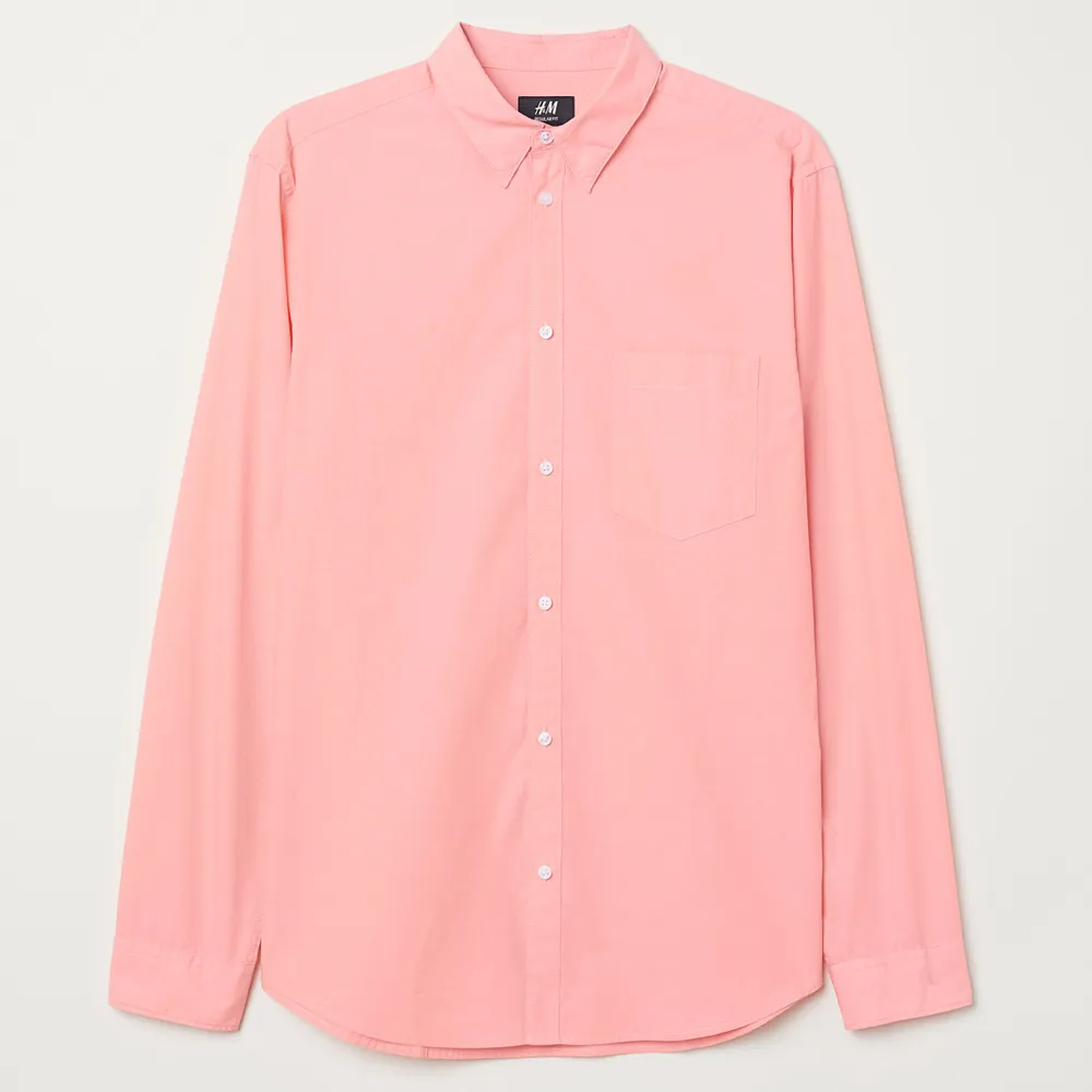 Shirt in airy, woven cotton fabric. Turn-down collar, yoke at back, and open chest pocket. Long sleeves with roll-up tab and button and adjustable buttoning at cuffs.  Regular Fit . Skjortor.