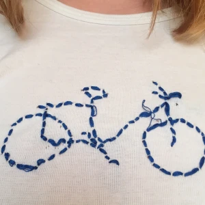 Tröja med broderad cykel - Hemmagjord brodering. 