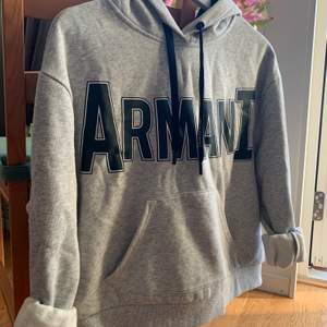En väldigt skön sweatshirt från Armani Exchange. Lite oversize i modellen med en stor luva och snygga tryck. Säljer pga att den tyvärr inte används längre! NYPRIS: 1 399kr