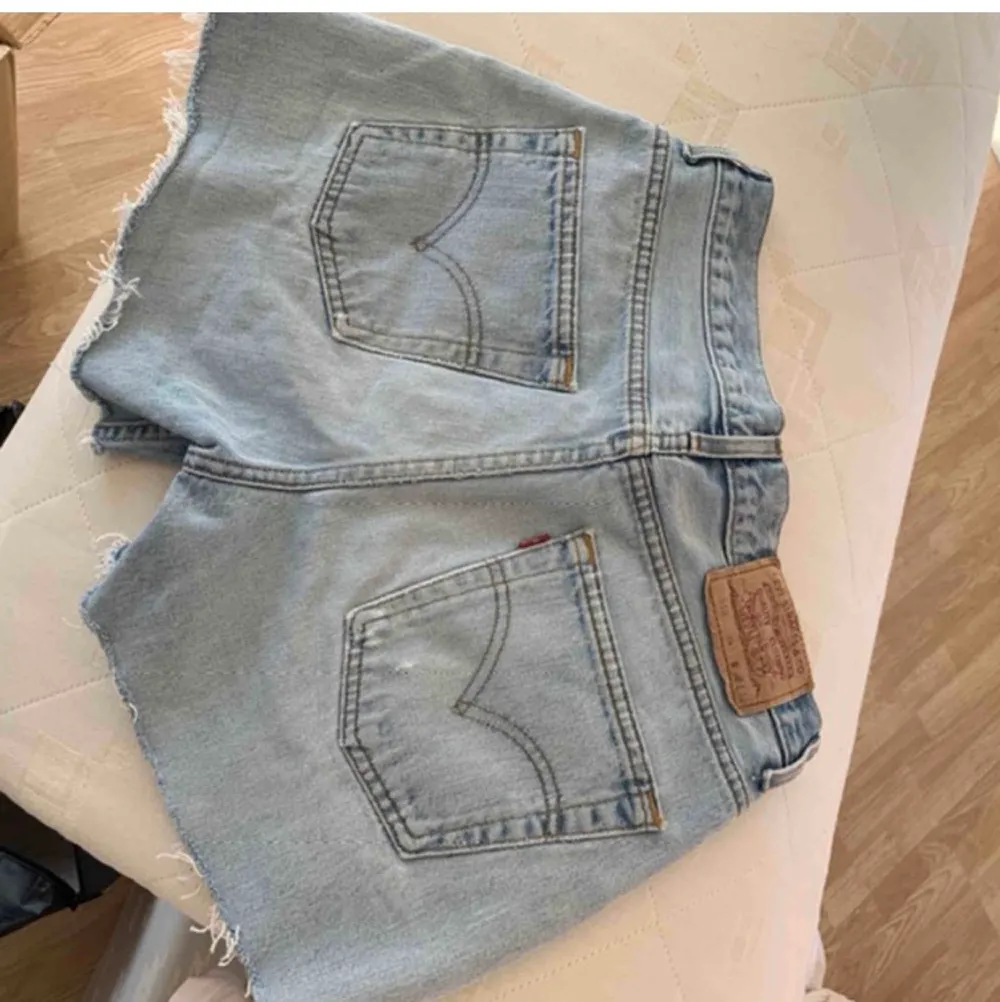 Ljusblå jeansshorts från Levis, köpta här på plick men aldrig använda av mig då de inte passade skulle säga att de är storlek S ungefär, priset är inklusive fraktkostnad🌼. Shorts.