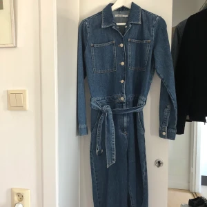 Jeansbyxdress - Byxdress i jeans från Nakd 👖 sitter superfint på, säljer pga kommer inte till användning. Mkt bra skick! Frakt tillkommer 💙