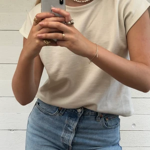 NA-KD beige t-shirt - T-shirt från NA-KD i en superfin beige färg. Använd ett fåtal gånger och passar till det mesta. Materialet är jättefint och gediget. Hör av er vid intresse! 💞