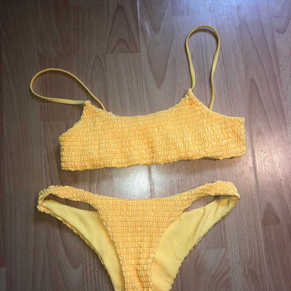 En gul bikini som går lite åt det orangea hållet och trosorna ger den perfekta rumpan. Säljer den för att den tyvärr inte passade mig. På lappen står det M men passformen är som en S. Frakt tillkommer . Övrigt.
