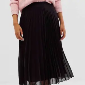 Jättefin svart plisserad kjol från Asos. Knappt använd pga lite liten för mig. Dragkedja i sidan. Kan frakta eller mötas upp i Sthlm