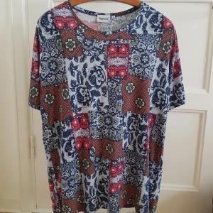 Otroligt mjuk tshirt - Supermjuk t-shirt. Känns svalkande när man bär den. Väldigt fint skick. XL men oversize på mig som oftast har small. Frakt ingår:)