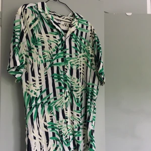 Tunn skjorta i mönster - En tunn kortärmad skjorta från solid.