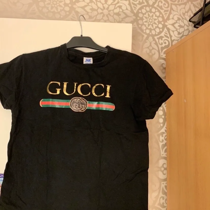 Säljer en fake Gucci tröja i storleken XS. Säljer den för 100 kr.. T-shirts.