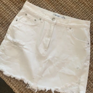 Vit jeans kjol - Vit jeanskjol från NAKD, aldrig använd, prislapp sitter kvar! 120kr. Köparen står för frakten. Stl 38 passar mer stl 36.