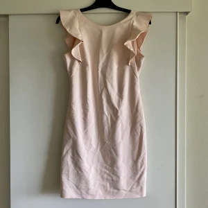 Rosa fodralklänning - Frakten är inräknad i priset.