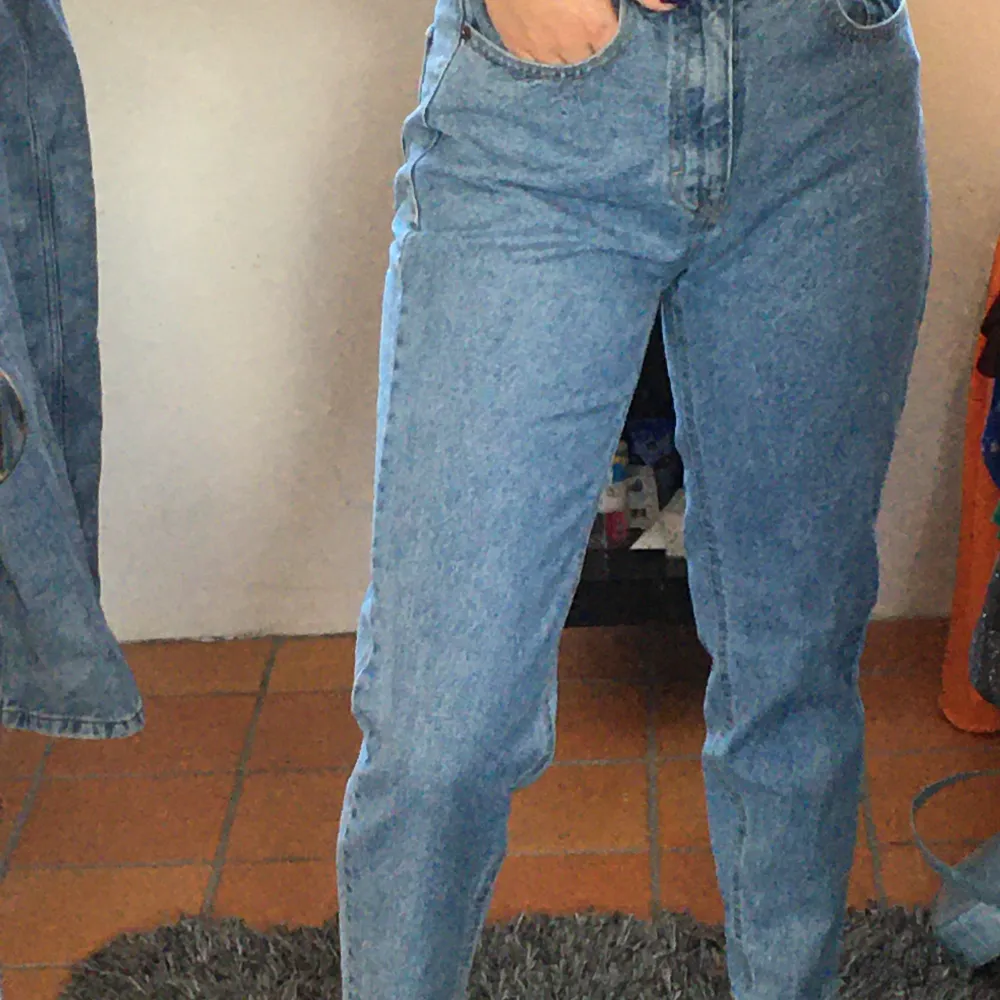 Mom jeans från Pull&bear, använda ca 2-3 gånger. Säljer då de inte riktigt är min stil🦋. Jeans & Byxor.