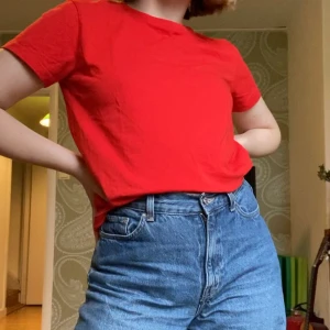 T-shirt! - Skitsnygg röd t-shirt från Lager 157 i storlek S. Skitsnygg att vika upp eller croppa! Hyfsat skick.