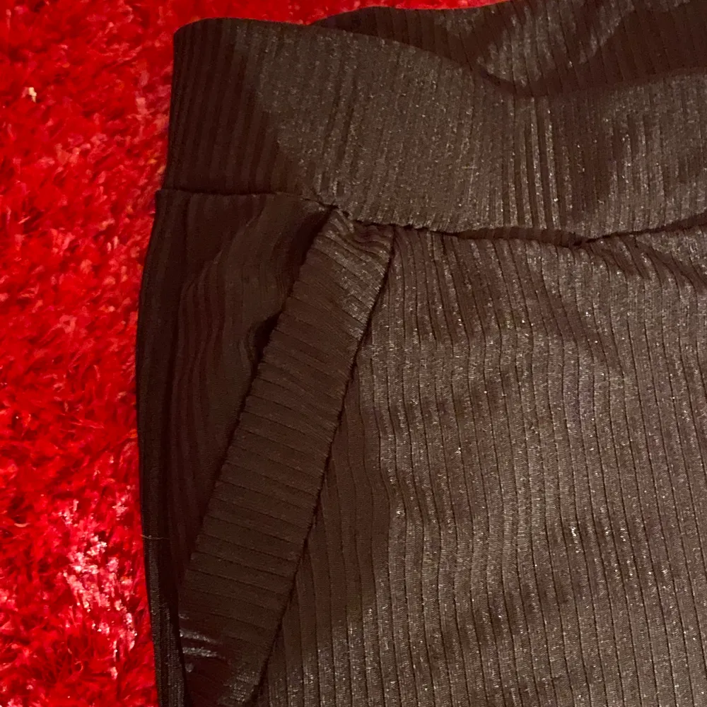 Svarta utsvängda byxor från madlady i stl S. Jeans & Byxor.