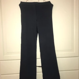 Kostymbyxor - Marinblåa kostymbyxor i stl 36. Vikta i benen, dragkjedja och knapp. Bättre bilder kan jag fixa! Fraktpris tillkommer.