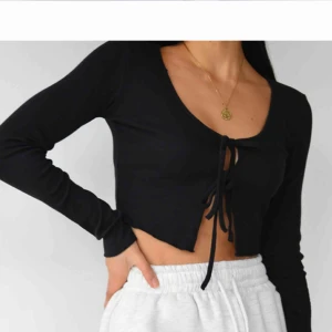  - Säljer denna helt nyinköpta tröja ifrån chicy! Storleken är XS men skulle säga att den är mer en S 