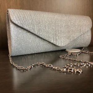 Ny fest väska - Elegant väska silverfärgad köpt i Dubai.