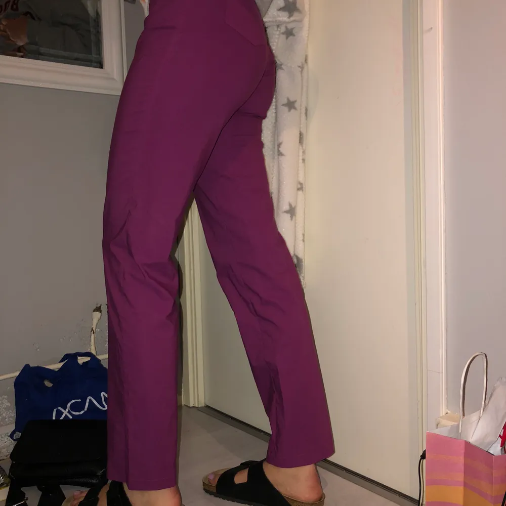 Kostymbyxor i en lila/rosa färg!🌸  en italiensk 42’a i storleken, motsvarar 36/38 och är snyggt långa i benen🍒 (personen på bilden är storlek 36) . Jeans & Byxor.