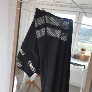  - Träningstights från Stronger, super sköna och snygga! Köp båda för enbart 200!   använda en del men fortfarande väldigt snygga ;)