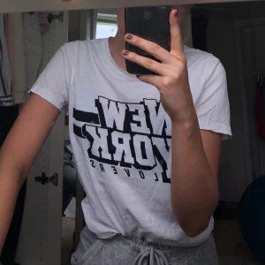 T-shirt  - T-shirt med tryck från GinaTricot