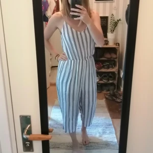 Jumpsuit  - Superskön jumpsuit från Bikbok med reglerbara axelband. 