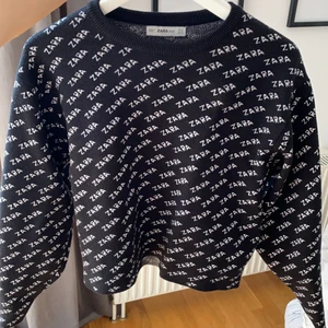 Zara tröja  - Tröja från zara med mönster, aldrig använd pga för liten i storleken. Är storlek M men passar inte mig, så skulle säga en S eller till och med XS