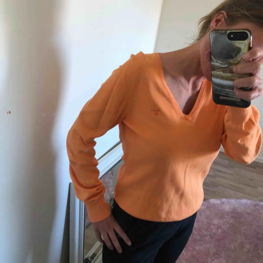 Snygg orange tröja från Gant. Det står att det är en xl men passar bättre på en m, beroende på hur man vill att den ska sitta. Använd ett fåtal gånger. Köparen står för frakten. . Tröjor & Koftor.