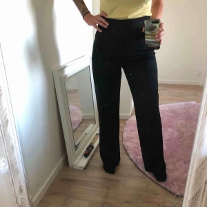  - Svart vid byxa från bikbok i strl 40. Helt nya. 60:- plus frakt.