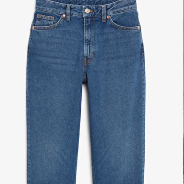 jättefina mom jeans i modellen taiki från monki! Använda ett år gången men i perfekt skick! köpte de för 400kr och säljer för 150kr+frakt. Jeans & Byxor.