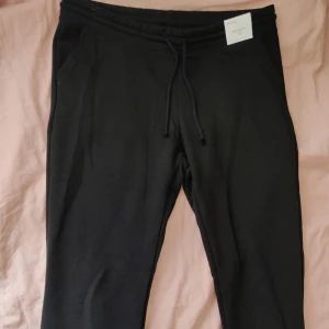 Svarta mjukisbyxor, nya - Aldrig använda, endast testade. Riktigt mjuka och sköna. Muddar längst ner, dragsko i midjan och fickor i sidorna. Kan skickas, då betalar köparen för frakten (dock kan priset diskuteras).