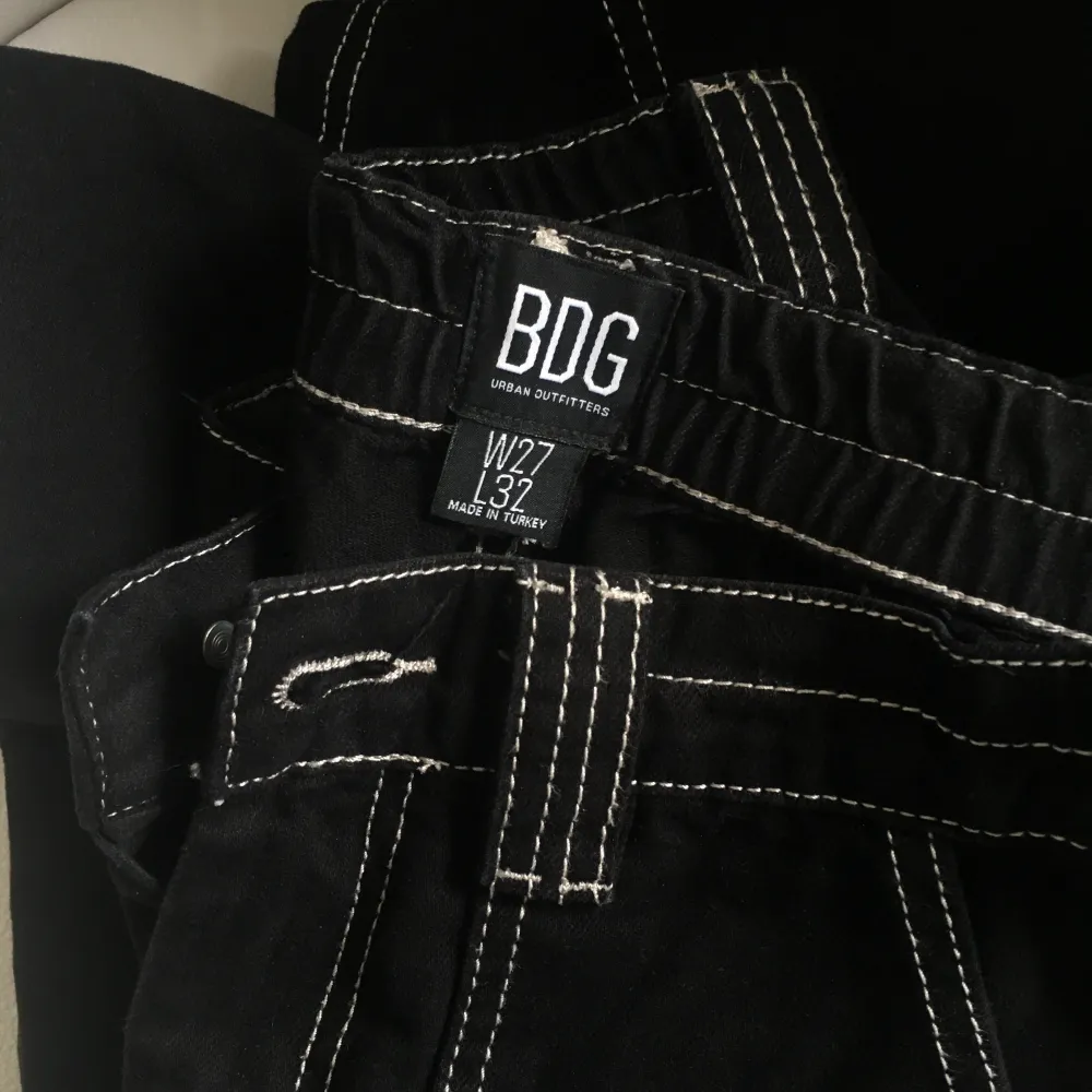 Svarta skate jeans med vitt sömnad från Urban Outfitters, inte använd många gånger. Storlek 27 i midjan och 32 byxlängd. Frakt ingår i priset!. Jeans & Byxor.