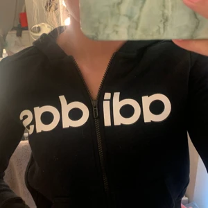 Svart luvtröja från Adidas - Svart luvtröja från Adidas. Köpt för något år sedan men aldrig använd. Barnstorlek men skulle säga att det är en XS. 120kr