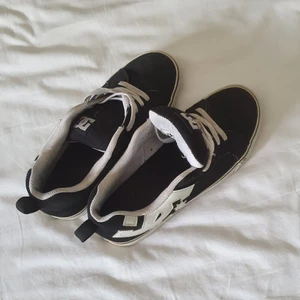 Äkta DC skor strl 41 - Knappt använda DC skor köpta för ganska länge sedan i strl 41. Även fast de är ganska gamla så är de i bra skick då jag knappt använt dem! Fler bilder kan absolut skickas om så önskas!