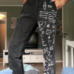Svarta Custom jeans - Ett par svarta jeans som jag själv ritat på med en textilpenna. Sitter perfekt på mig som är 170. 