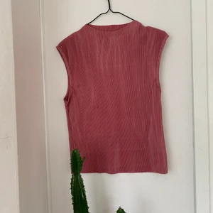 Ribbad rosa topp utan ärmar - En jätte fin rosa ribbad topp utan ärmar💕 använd en gång 