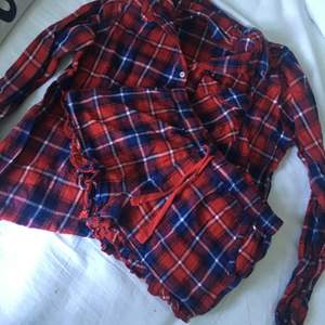 Jättemysig pyjamas i flanell från bikbok, shorts+skjorta❤️ vid fler bilder eller frågor, skriv gärna privat🌹 köpare står för frakt 