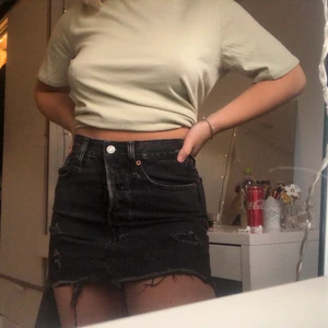 Jeans kjol från Levis  - Super snygg svart jeans kjol med lite slitningar från Levis. Kjolen är i storlek 24 och köpt i slutet av förra sommaren, så den är i nyskick. Köpt för 700kr. Pris: 250 + 63 i frakt.