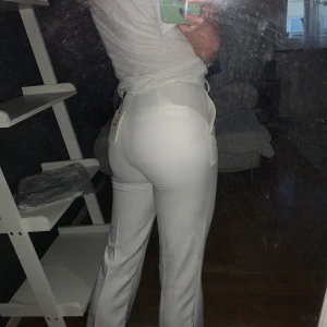 Vita kostymbyxor - HELT NYA kostymbyxor från Bikbok med lappen kvar. Sitter som en smäck! Storlek 34 - aldrig använda. Buda gärna! Kan fraktas 🦋