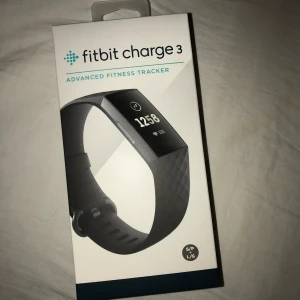 Fitbit charge 3 - Bara använd ett fåtal gånger och är helt som ny, inga repor eller fel på klockan. Medkommer: klockan, laddare, armband till small & large. Klockan har funktioner som mätta sömn, träning, visa puls & notiser från mobilen m.m.   Köpt för: 1490kr