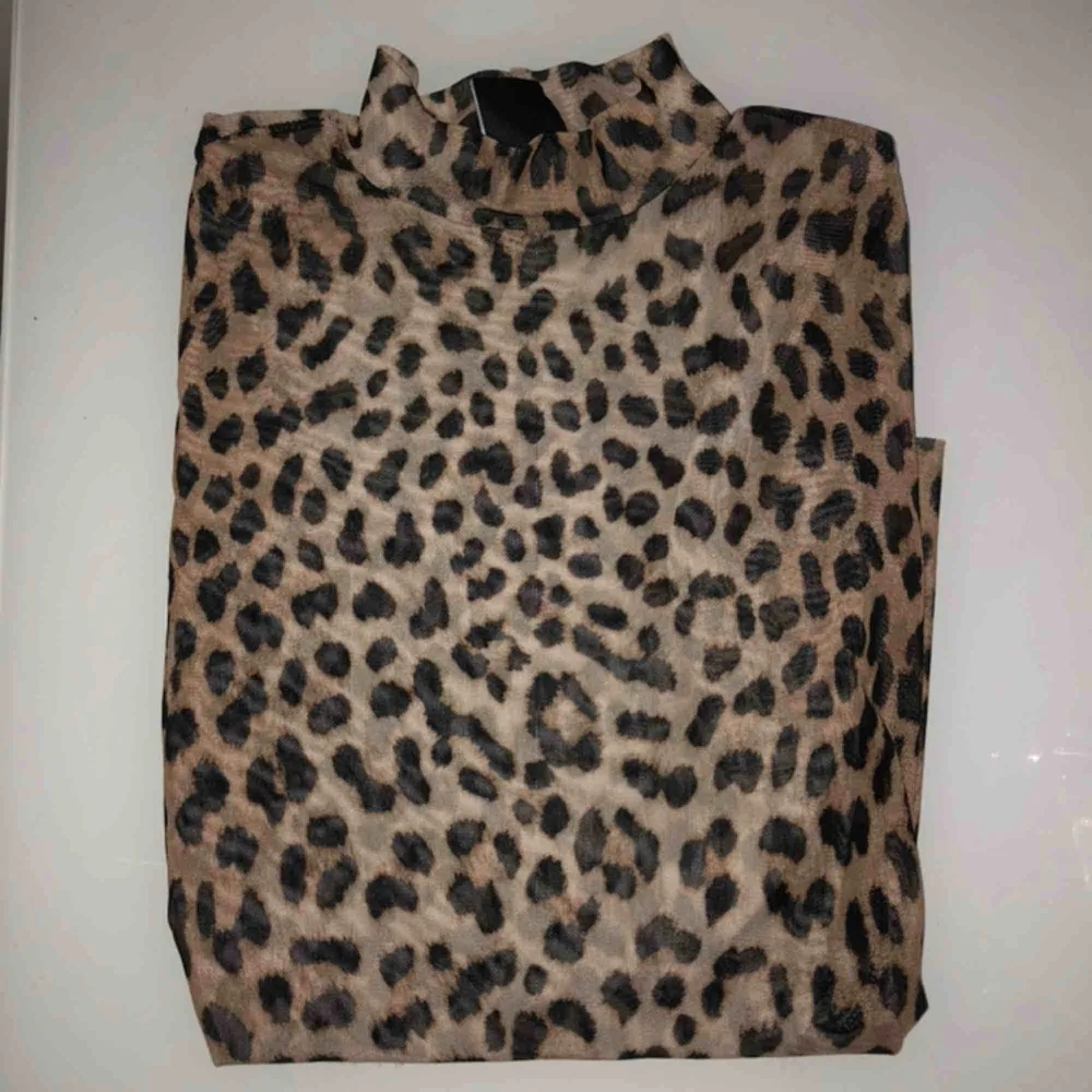 Mesh tröja i leopardmönster från GinaTricot 🐆 Storlek XS stretchig, säljes för 50kr. Toppar.