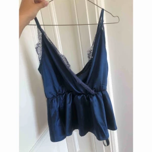  - Helt nytt linne från pretty little thing, lappar kvar. Jättefint silkesmaterial. Frakten ingår vid snabb affär☺️