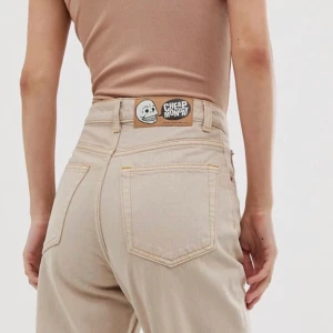 Cheap Monday jeans donna  - Beiga jeans från cheap monday nypris 599kr obs, cheap monday finns inte längre så pretty limited;)) frakt ingår i priset 